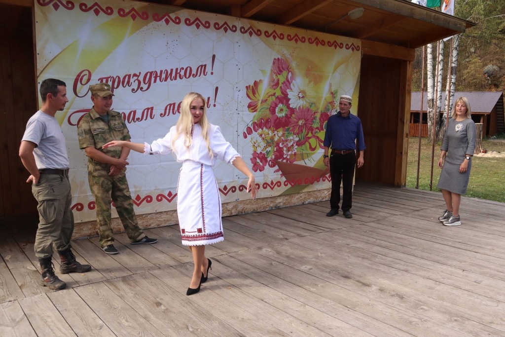 Беспалова Л.И. учит марийским танцам.jpg